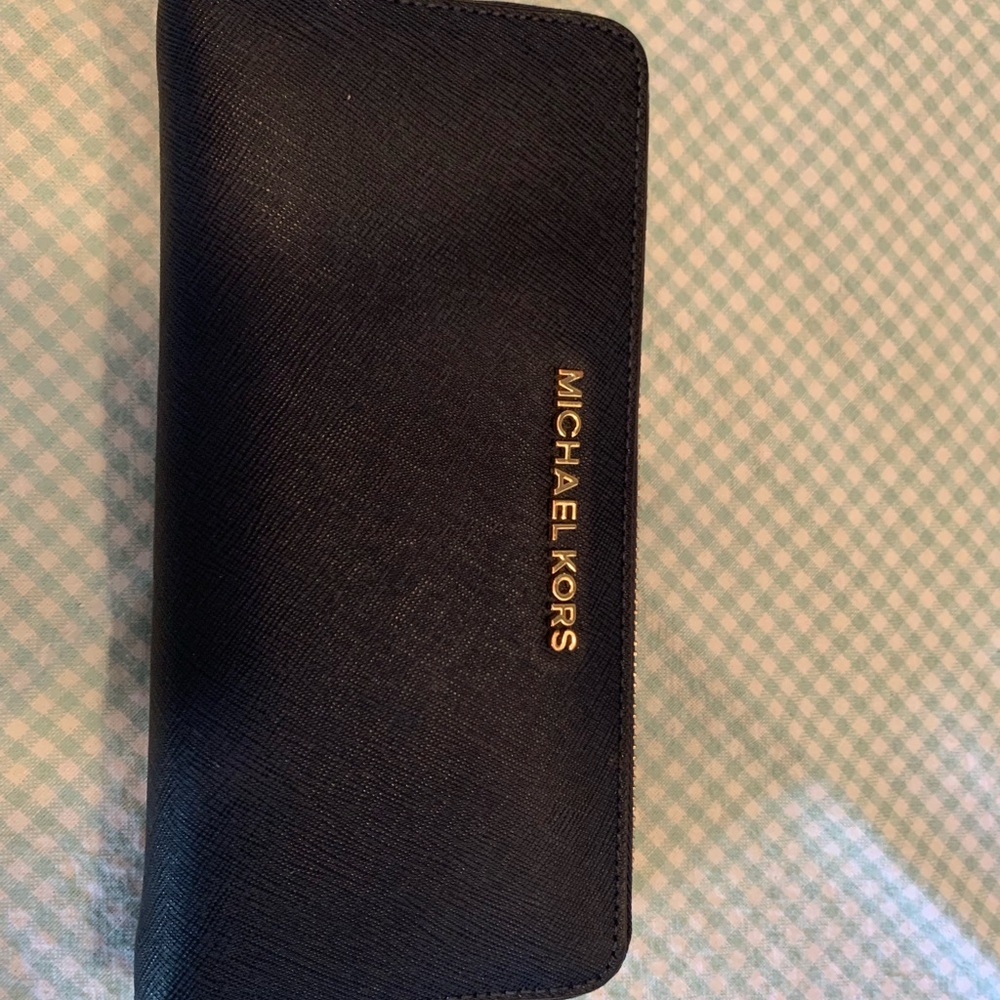 Michael Kors navy blue Zippy wallet